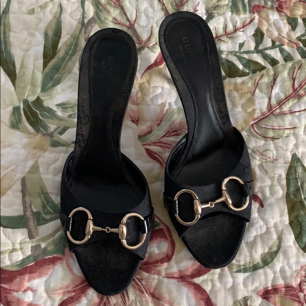 Black canvases Gucci horsebit heels.